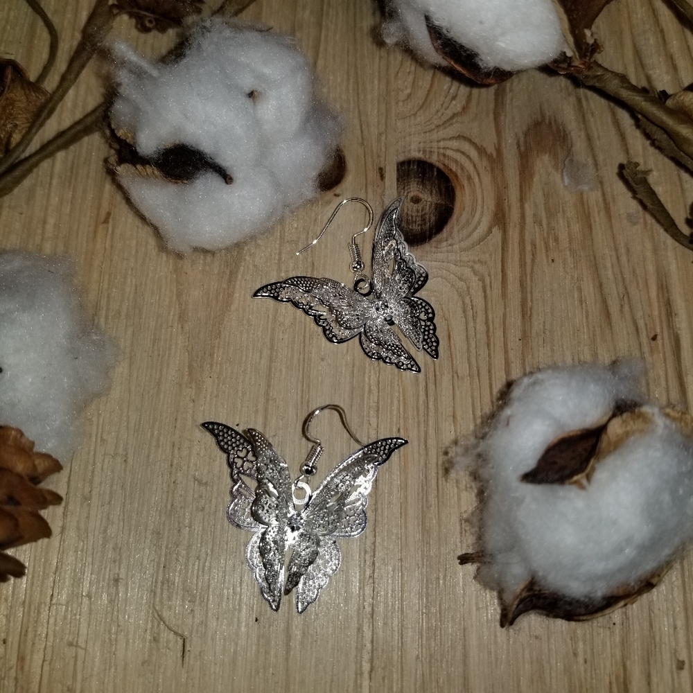 🦋🦋Gorgeous 3D Buttlerfly Dangle Earrings 🦋🦋 - Picture 10 of 10